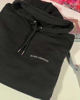 📅 Mikiny s významným datem, keré děláme výšivkou 🪡 jsou nejen skvělý dárek k výročí, ale rozhodně potěší i pod stromečkem 🎄